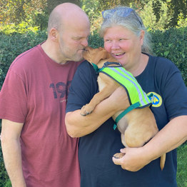 Hvalpeaspirant Inger giver hvalpevært Søren et kys