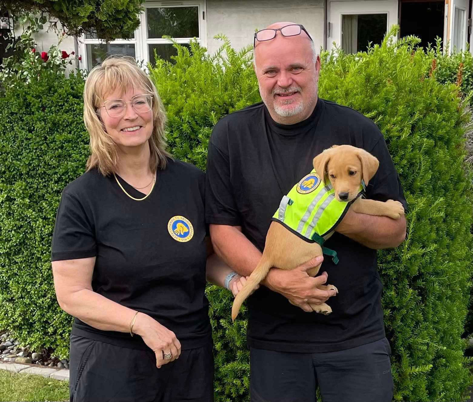 Hvalpeaspirant Echo sammen med hvalpeværterne Mona og Ken