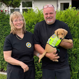 Hvalpeaspirant Echo sammen med hvalpeværterne Mona og Ken