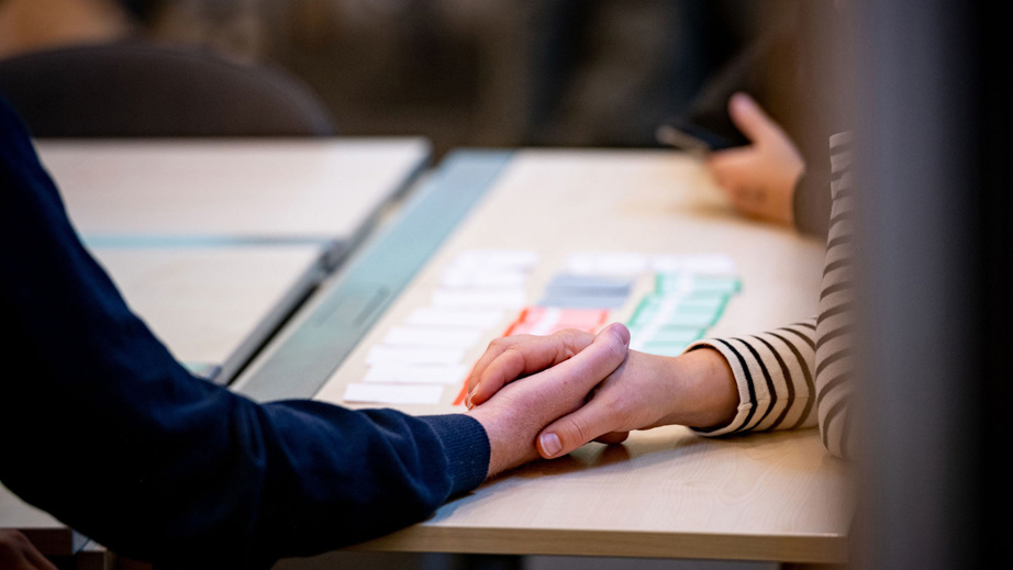 To der holder i hånden