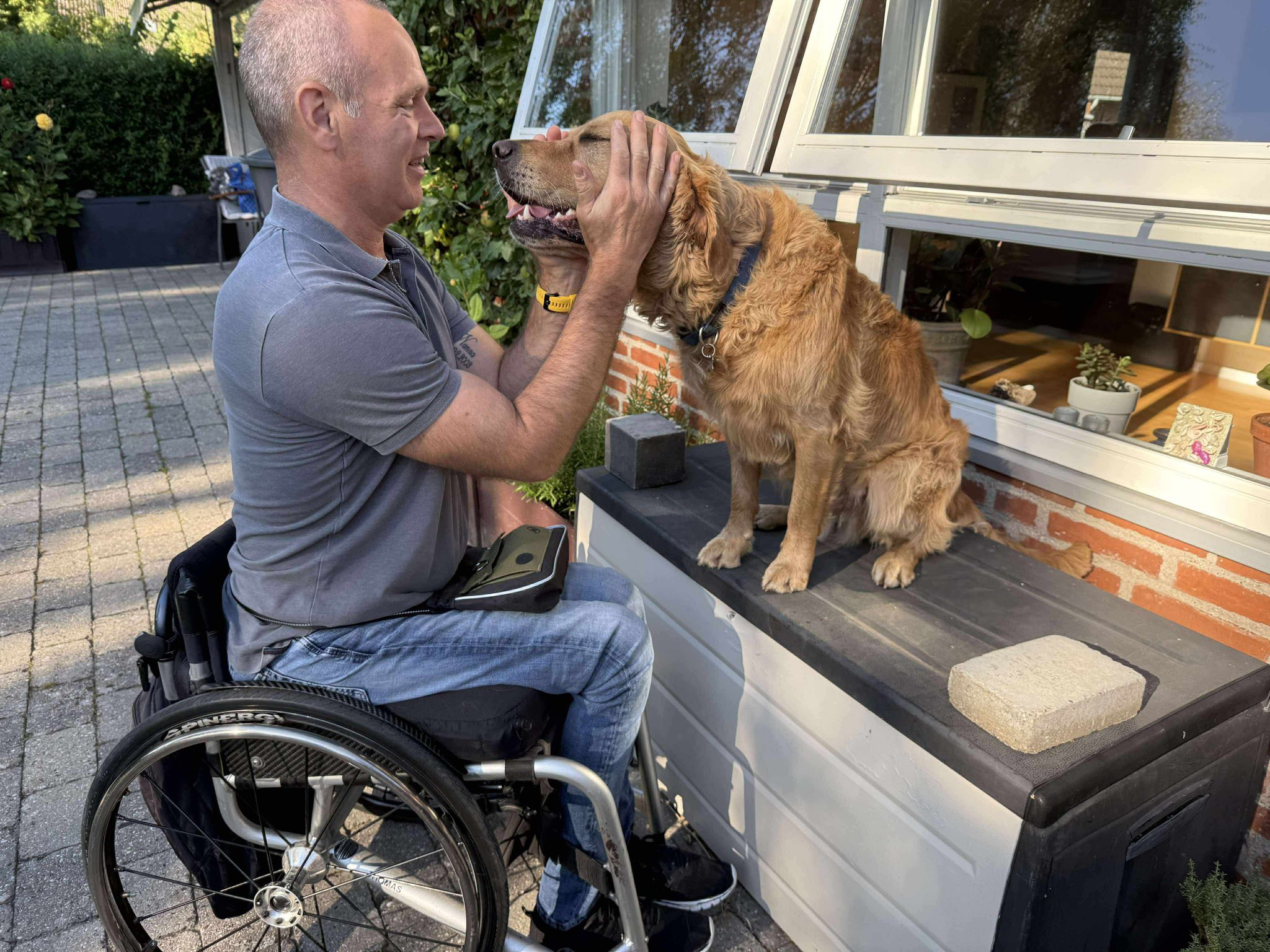 Thomas og servicehund sammen