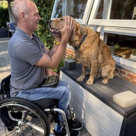 Thomas og servicehund sammen