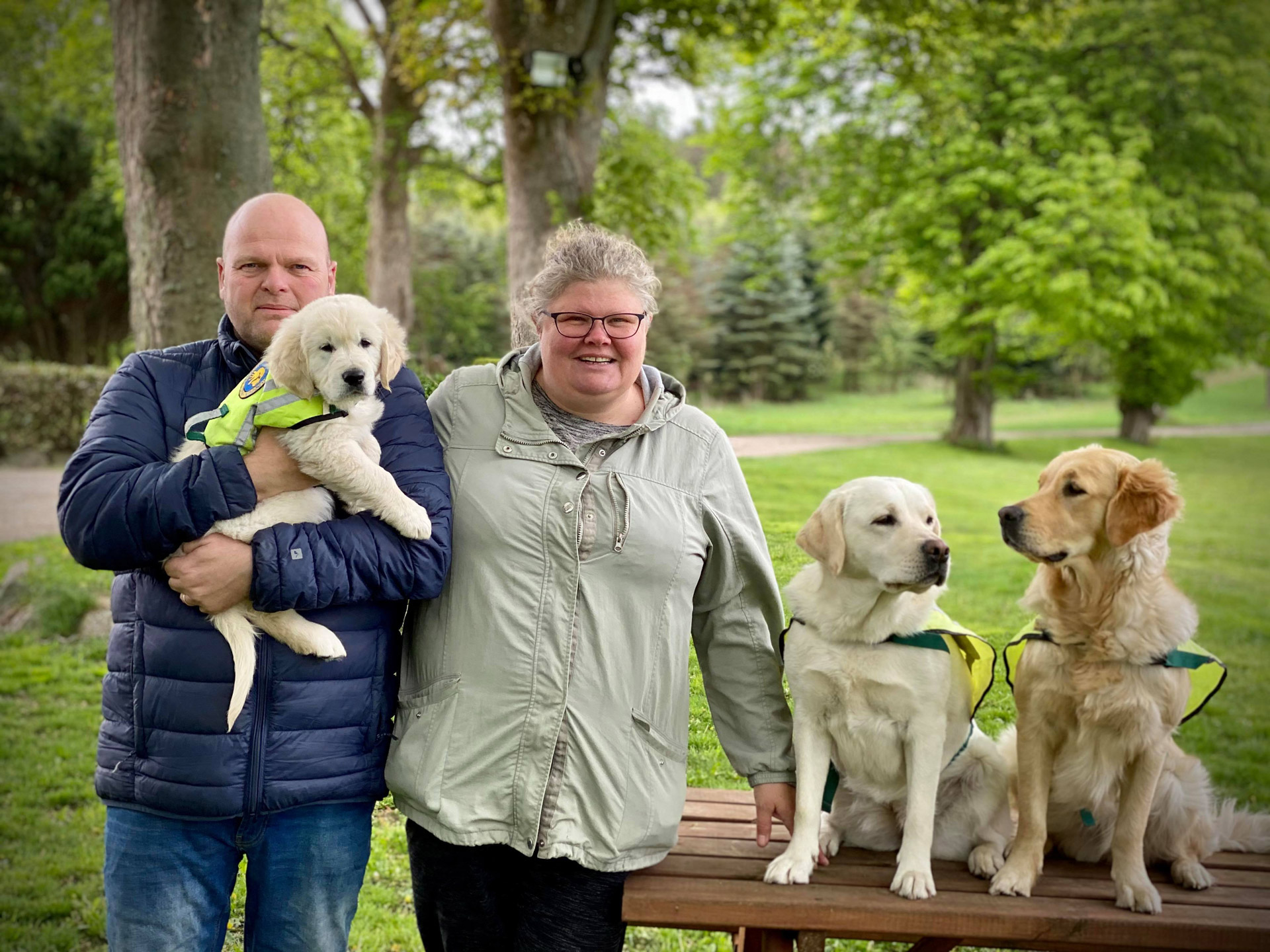 En familie med servicehunde og hvalpeaspirant