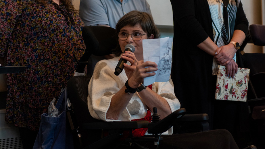 En bruger holder en tale til graduation 2024