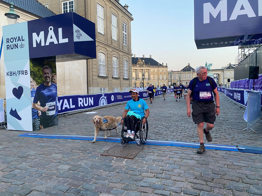 Servicehund og bruger der går i mål til Royal Run