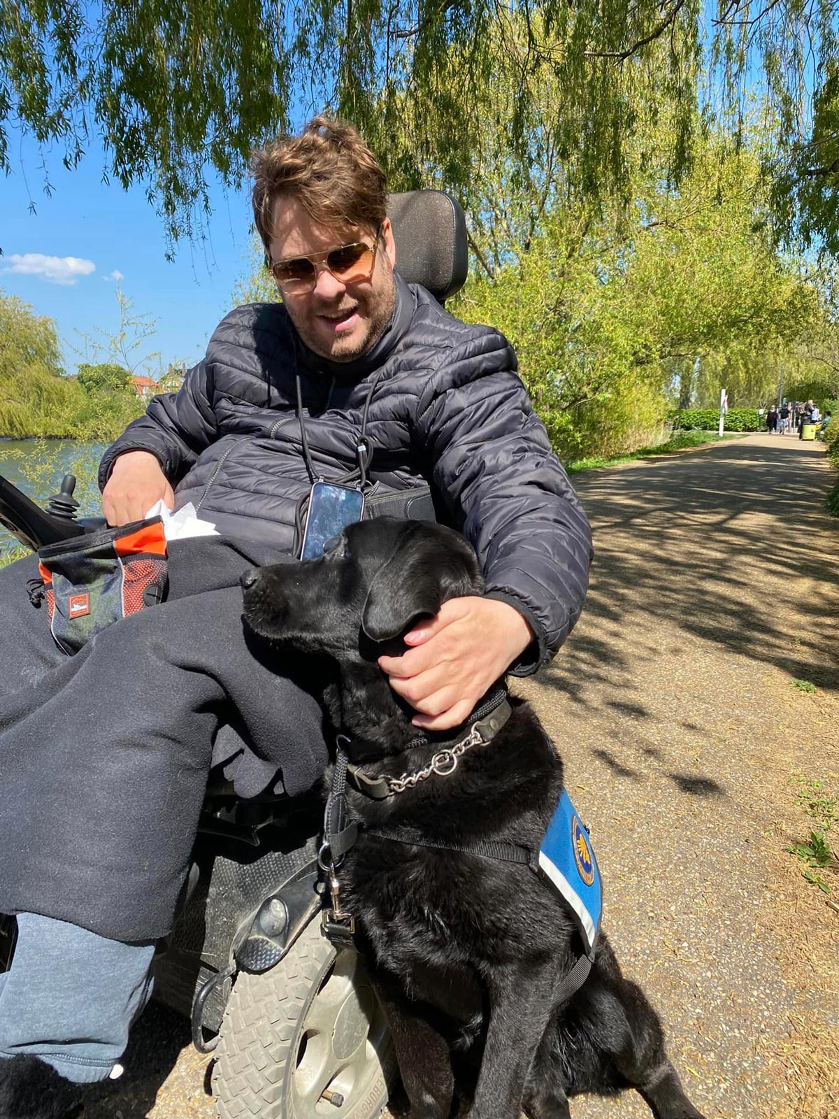 Servicehunden Sorba sammen med bruger Christian