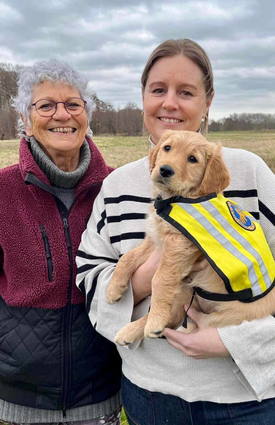 Hvalpeaspirant Daisy Ii sammen med hvalpevært Maria og mormor