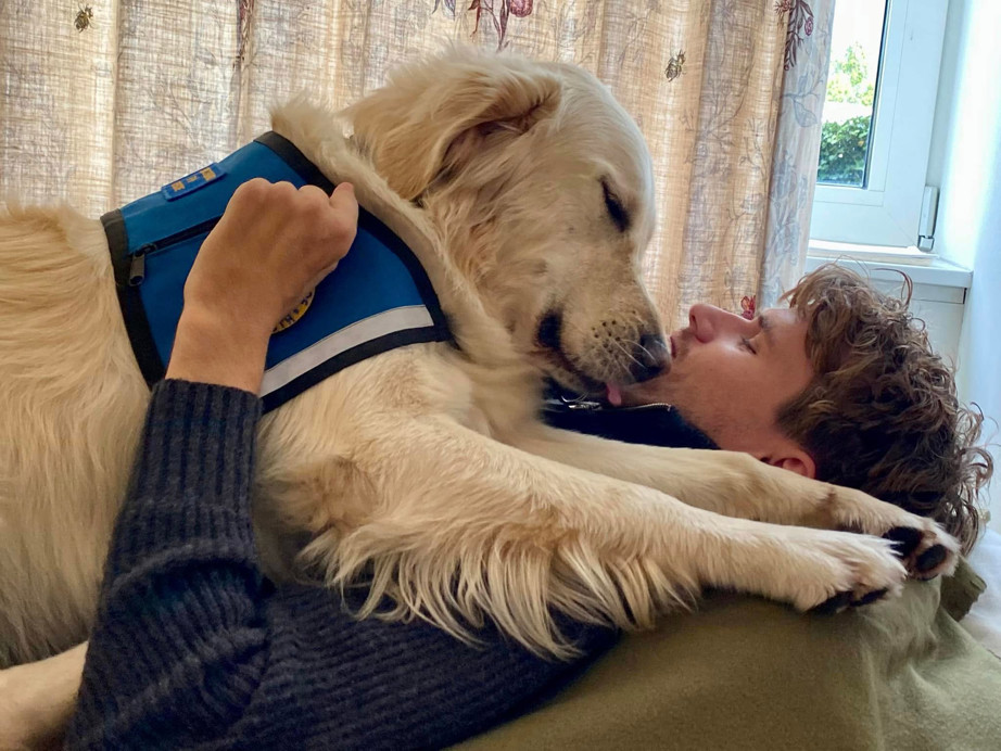 Sebastian og servicehunden Mc Kinny 