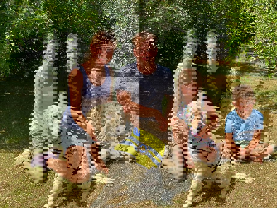 Servicehunden Topper og hvalpeværtsfamilien