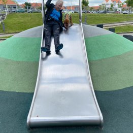 Bestyrelsesmedlem Elisabeth sammen med hvalpeaspirant Karl der begge rutsjer ned af en rutsjebane