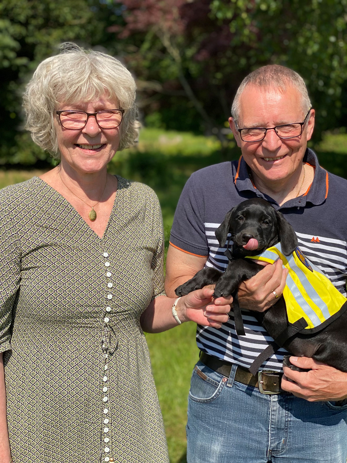 Hvalpeværterne Erik og Pia Berthelsen der står med hvalpeaspiranten Luna