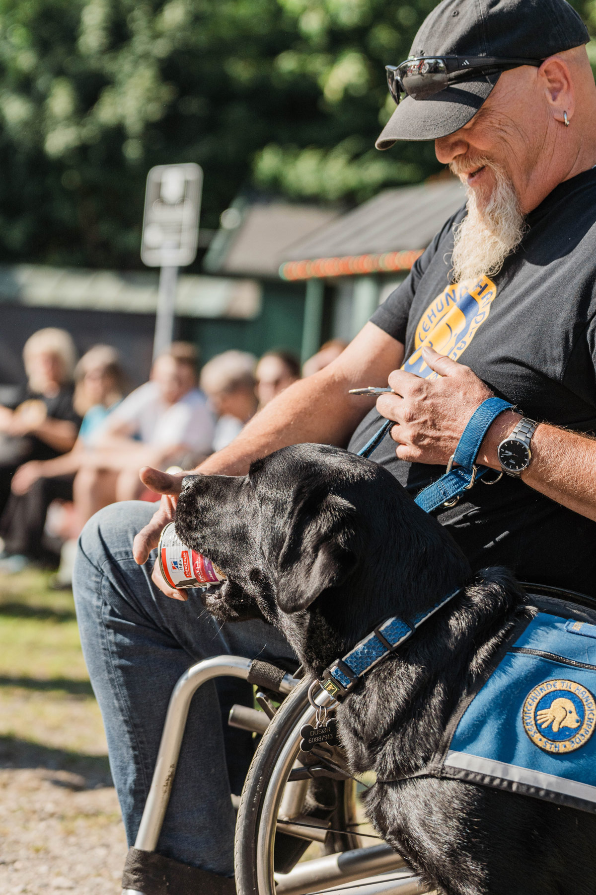 Jan sammen med servicehund der har en dåse i munden