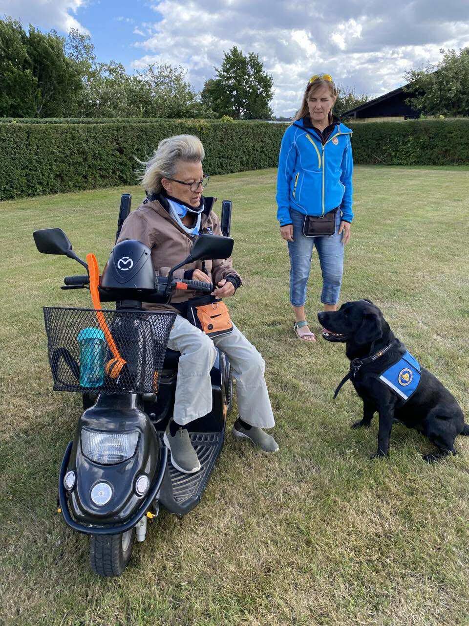 Charlotte og servicehunden Shadow udenfor