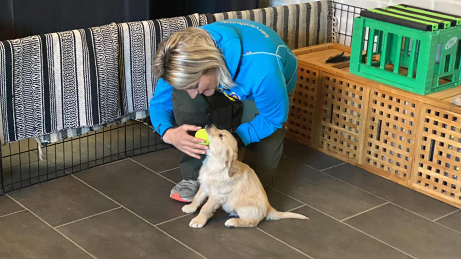 Hundeinstruktør Lise Lotte sammen med hvalpeaspirant Dexter