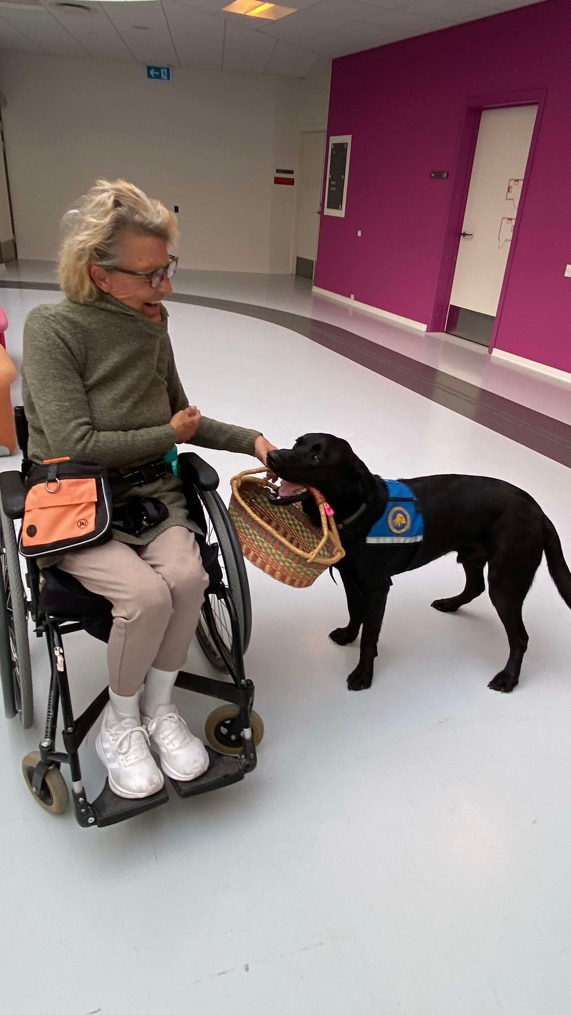 Charlotte og servicehunden Shadow indenfor