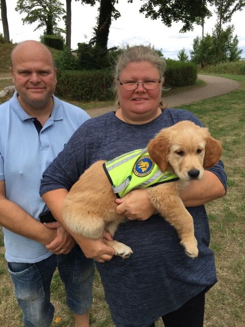 Hvalpeaspitant Inger sammen med to hvalpeværter ude i naturen
