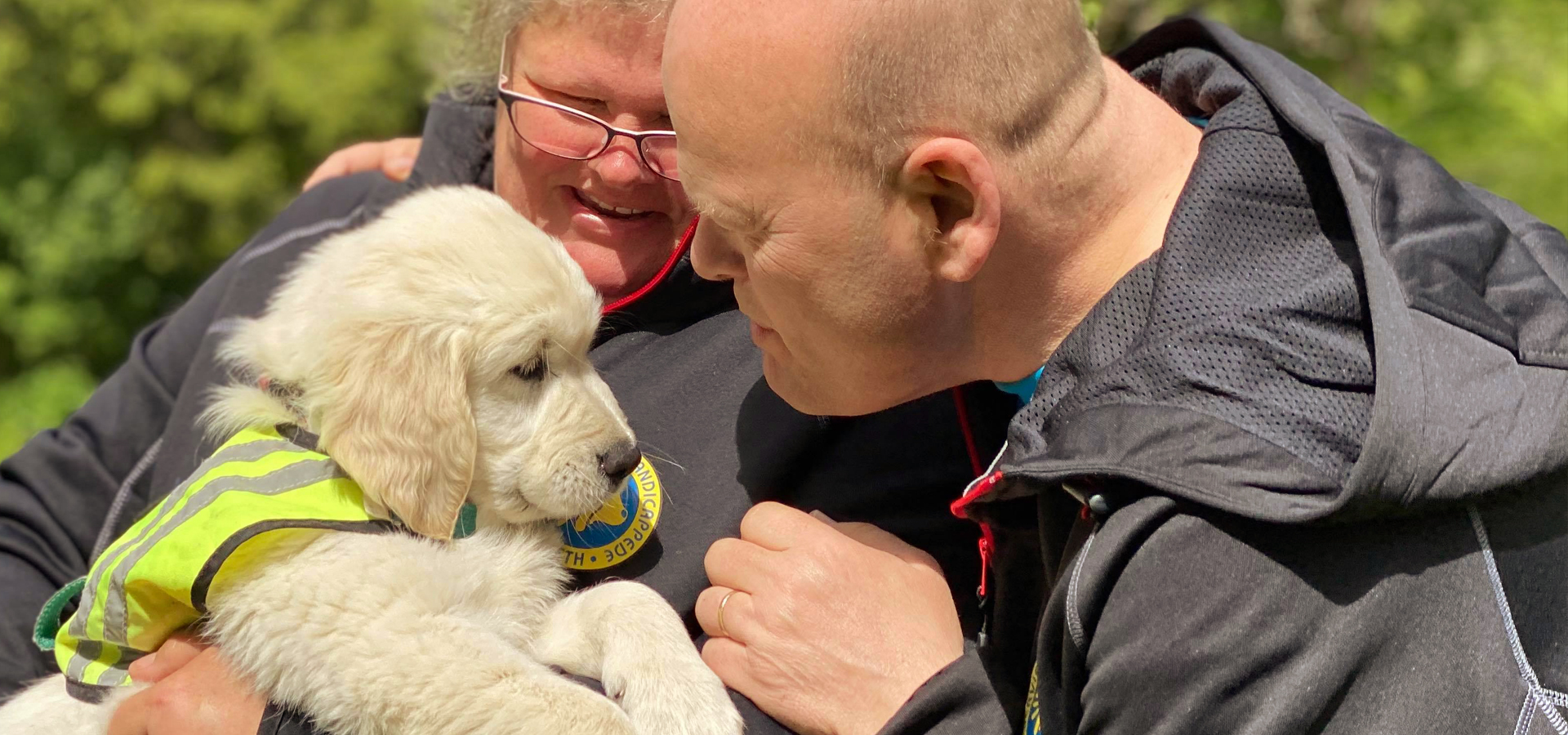 Glade Hvalpeværter Med Golden Retriever Hvalp