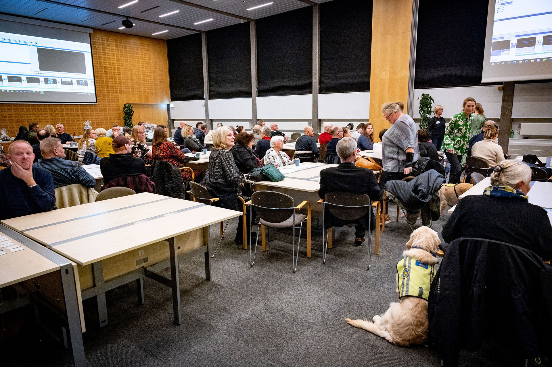 Til graduation med familier og servicehunde