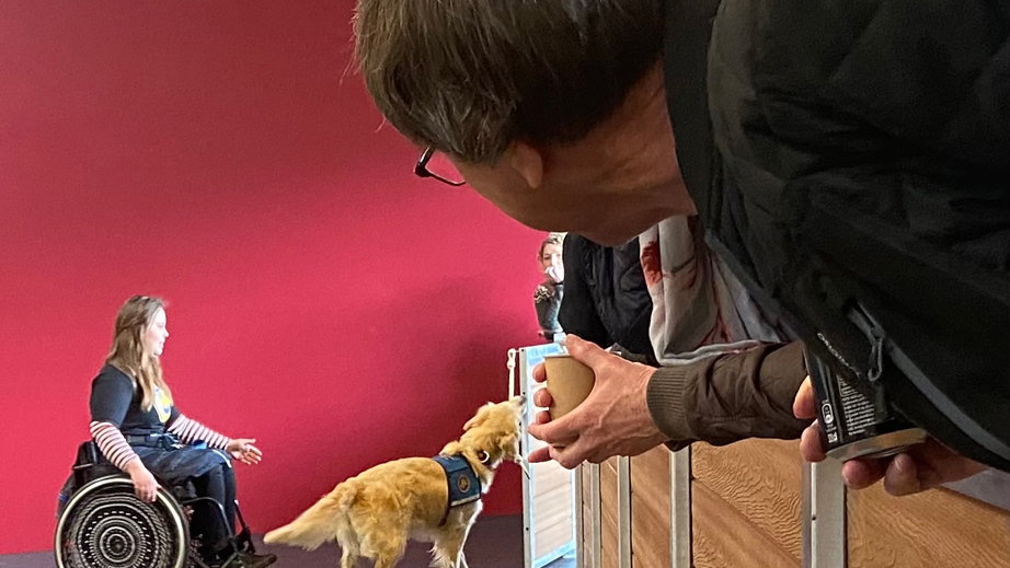 En servicehund og bruger der er færdig med opvisning til Health & Rehab messen