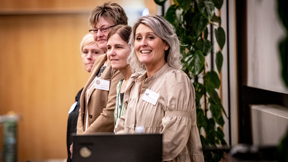 Bestyrelsesmedlemmer der snakker til Familier og brugere til graduation