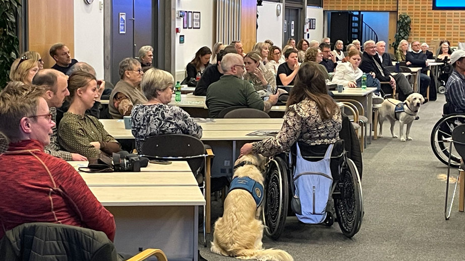 Familier og bestyrelsesmedlemmer til graduation af servicehunde og brugere