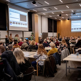 Graduation med taler foran familier til brugere og servicehunde