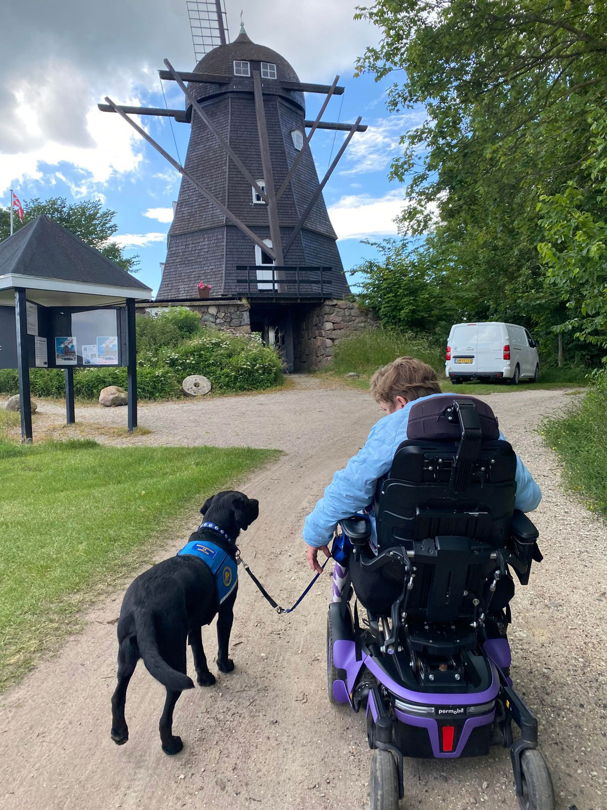 Simone og servicehunden Ludvig på tur i flotte omgivelser