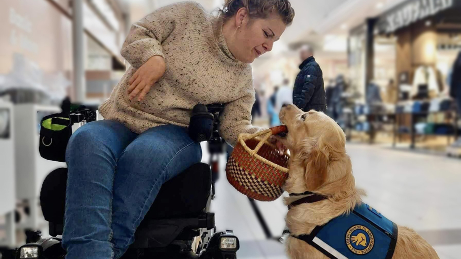 Rie og servicehunden Roxy i et shoppingcenter