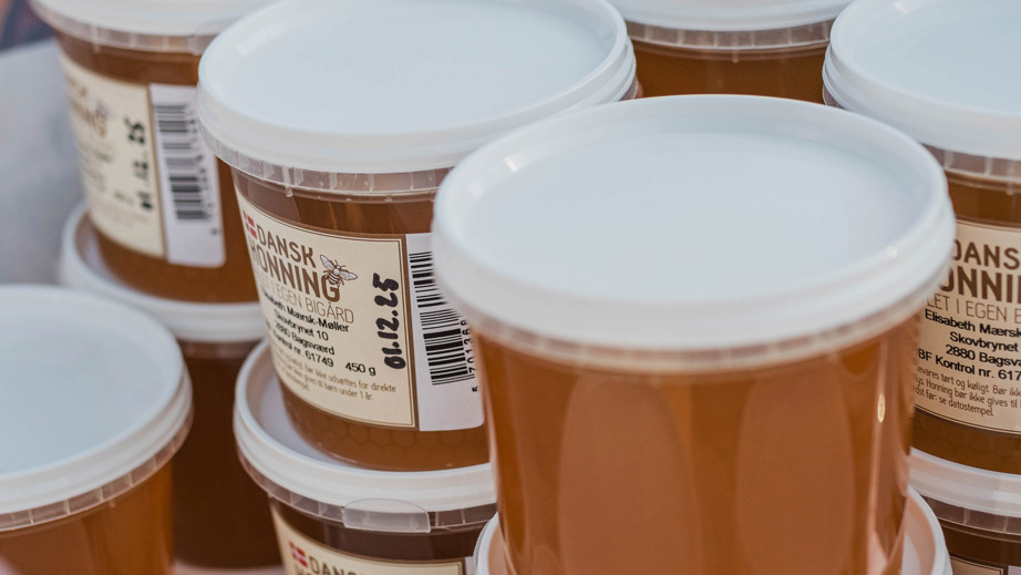 Frisk honning i bøtter