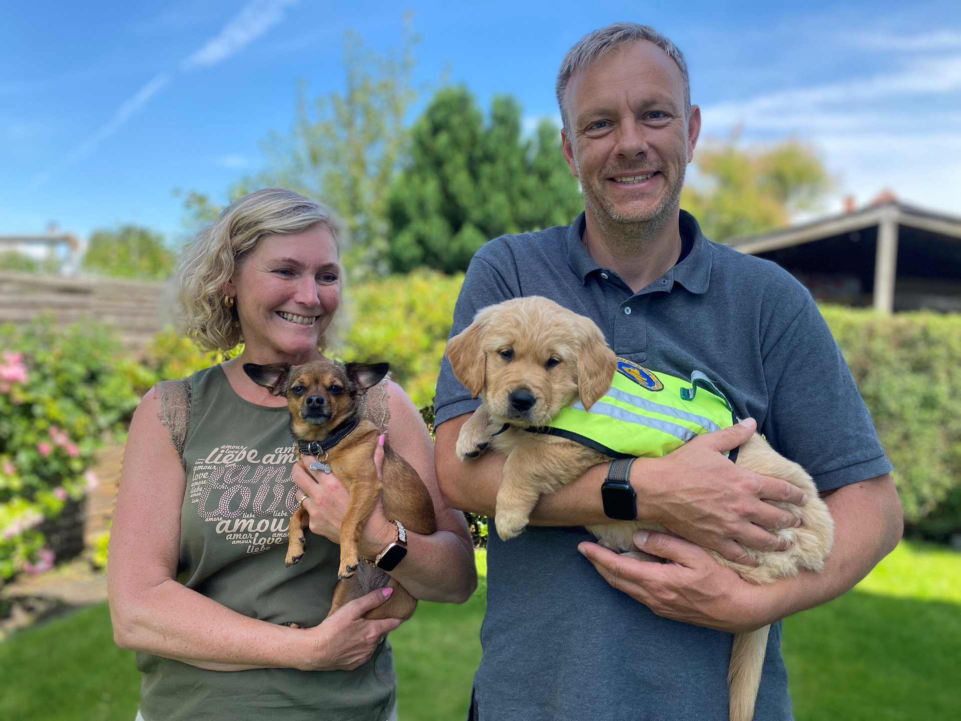 Hvalpeaspirant Pippi sammen med hvalpeværterne Bo og Pia