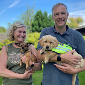 Hvalpeaspirant Pippi sammen med hvalpeværterne Bo og Pia