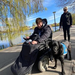 Bruger Christian og Servicehunden Sorba ude og gå sammen med en hundeinstruktør