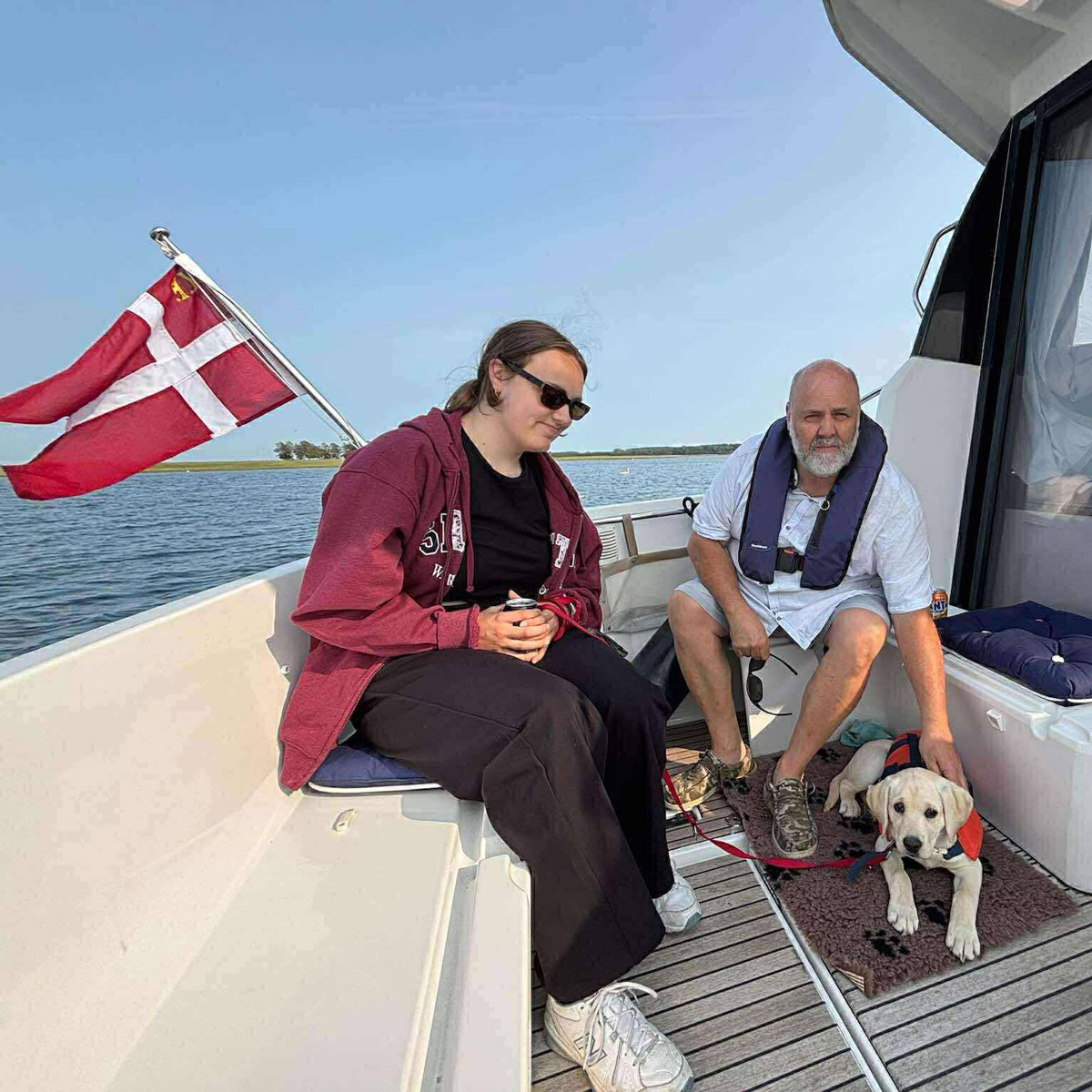 Hvalpeaspirant Enya på sejltur