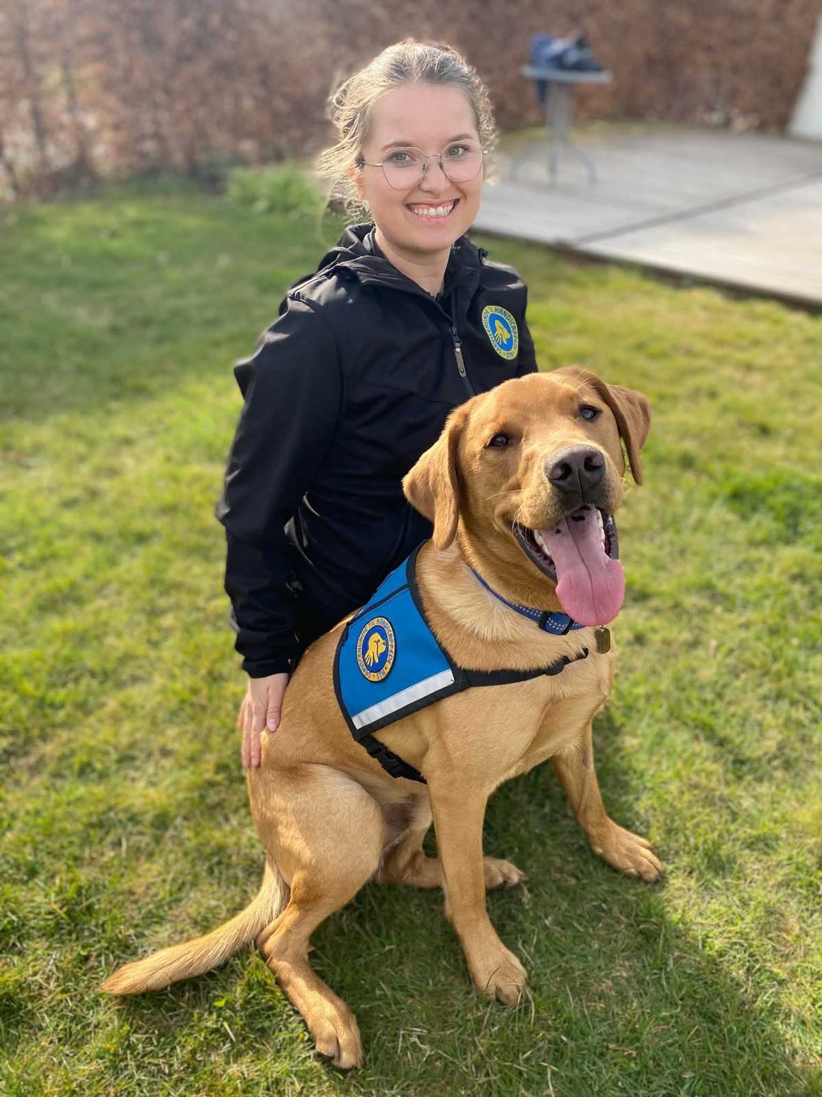 Hundetræner Sarah med en servicehund