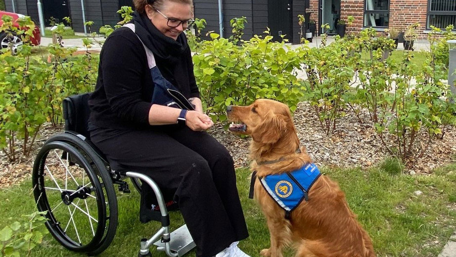 Camilla Og Servicehunden Forza der står og kigger på hinanden