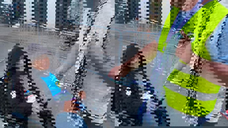 En mand overrækker en medalje til en bruger der er kommet i mål