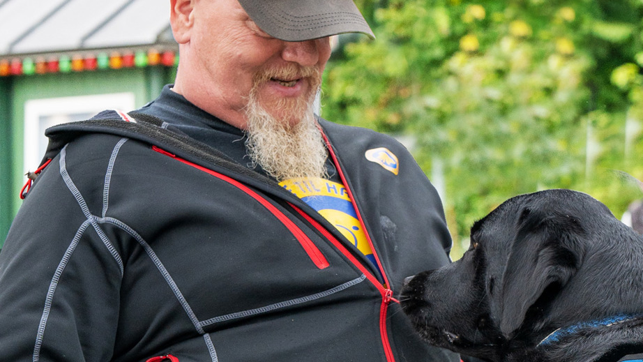 Bruger Jan og servicehunden Dallas der kigger på hianden